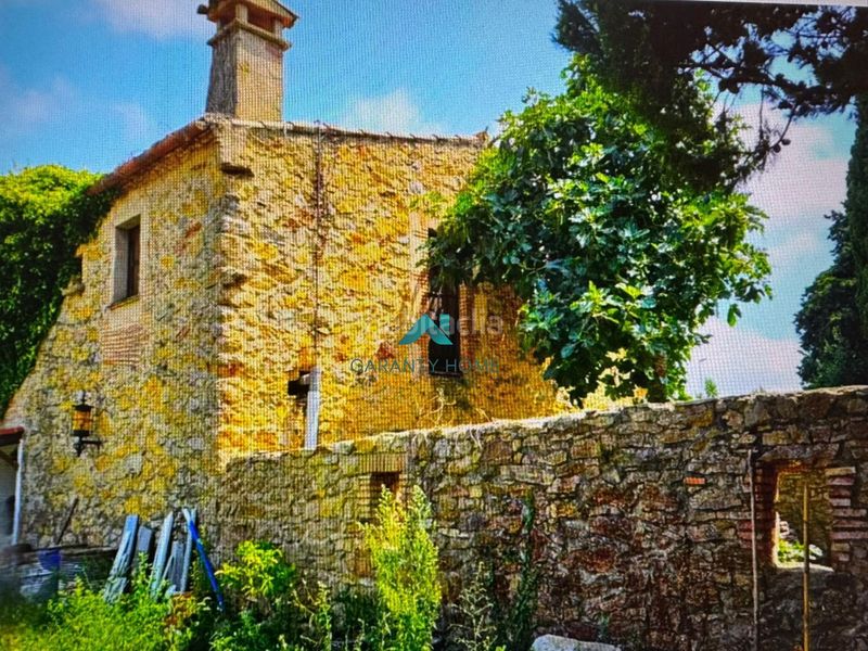 Foto daeba385-1925-401b-a43a-3f31ccbc8af8. Casa amb aparcament a Llofriu