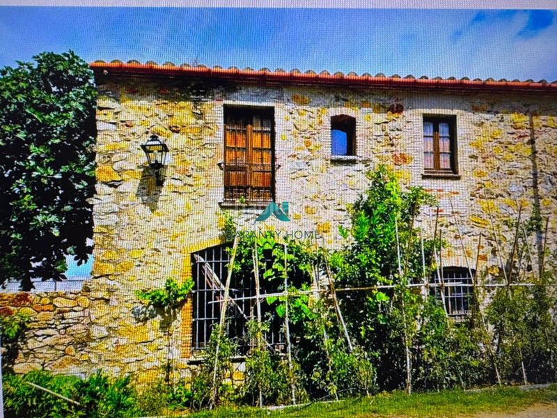 Foto f891d0f9-60da-4942-8ee3-bf4f2f095598. Casa amb aparcament a Llofriu
