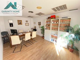Alquiler Oficina en San Bartolomé - Millán de Priego. Despachos profesionales en el centro de jaén con luz natural y g