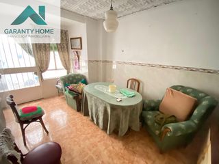 Casa a Torredonjimeno. Casa unifamiliar de 144 m2 con 5 dormitorios, patio, terrazas y