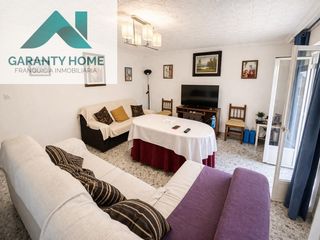 Flat in Hospital. Piso junto al hospital materno  5 dormitorios y balcón