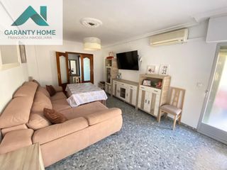 Erdgeschoss in Torredelcampo. Bajo de 105 m2 útiles con 3 dormitorios, balcón, aa, lavadero y