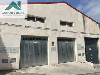 Nave industrial en Martos. Nave de 120 m2 en martos zona molino medel, paredes pintadas y p