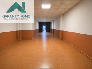 Aparcament cotxe a Torredonjimeno. Cochera junto a la calle real con gran capacidad y patio