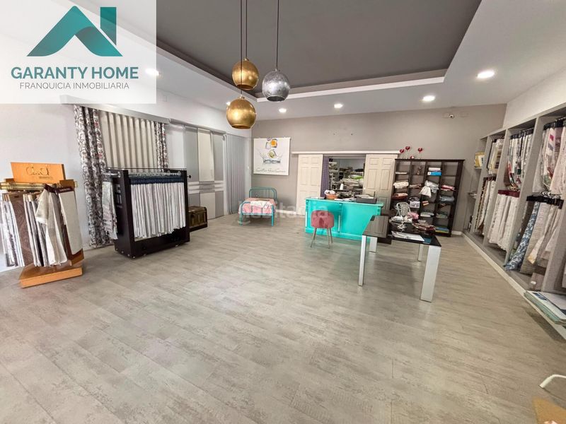 Foto 5c7affef-5fe8-4d5c-a33b-43960796e8f0. Alquiler local comercial  con gran escaparate y zona de paso en Martos