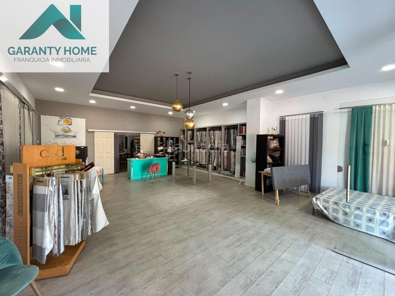 Foto bd97c9af-ddd7-4a50-9ecd-18bee344a6ba. Alquiler local comercial  con gran escaparate y zona de paso en Martos