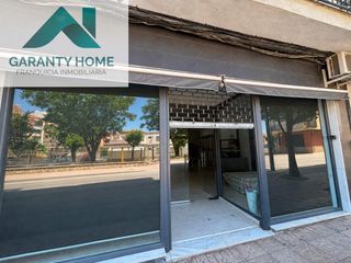 Alquiler Local Comercial en Martos. Local comercial en martos con gran escaparate y zona de paso