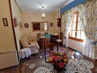 Rent Flat in San Bartolomé - Millán de Priego. Piso en alquiler para funcionarios en centro de jaén con amplitu