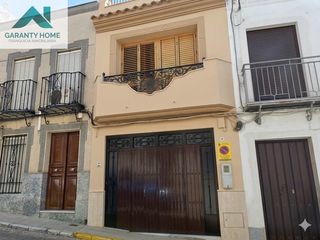 Casa en Aguilar de la Frontera. Espectacular casa de 3 plantas con garaje en pleno centro!