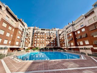 Pis  Calle calle rumanía. Piso de 2 dormitorios con piscina, garaje y trastero en las rosa