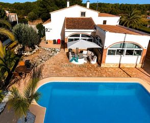 Chalet à Serra. Chalet con 7 habitaciones y piscina privada en torre de portacoe