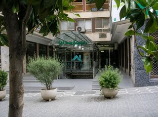 Lloguer Local Comercial a Avda de Madrid - Pº de la Estación. Local comercial en el centro de jaén con gran superficie y alta