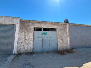 Terreny residencial a Torredonjimeno. Nave en torredonjimeno con patio y espacio polivalente