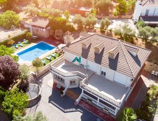 Chalet en Villares (Los). Chalet en la pandera con piscina, amplios exteriores y licencia