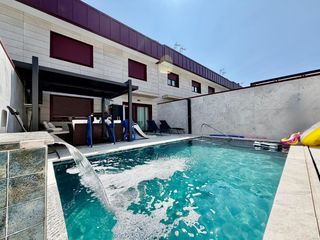 Casa adossada a Urbanizaciones. Chalet adosado de diseño con piscina climatizada en rivas urbani