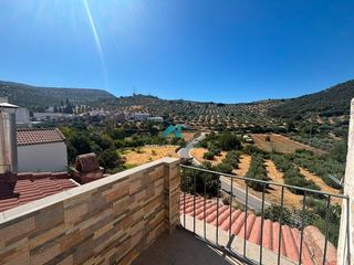 Maison à Fuensanta de Martos. Casa en fuensanta de martos con terraza, patio y tejados nuevos