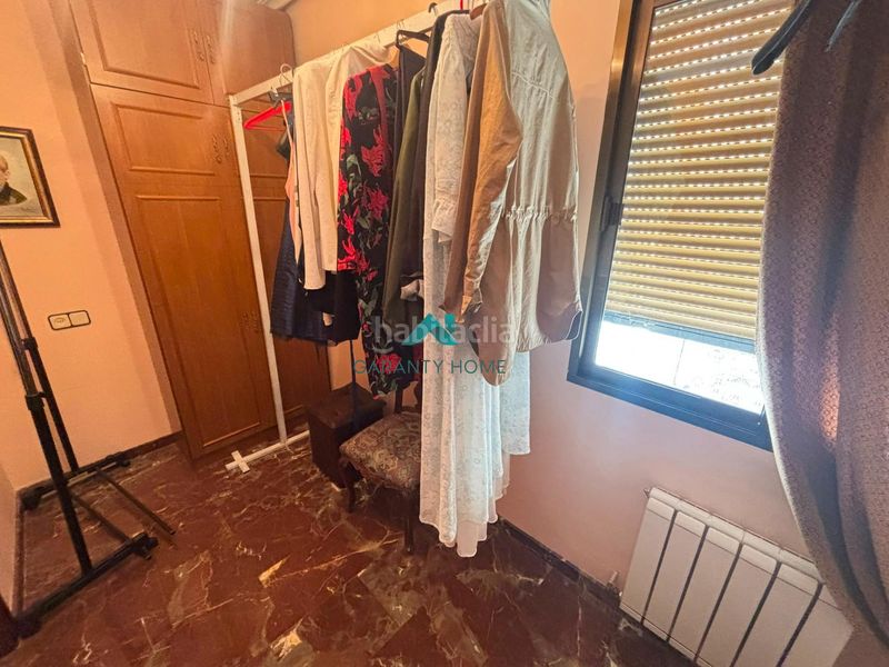 Foto f2e76fbc-b936-4363-9134-58b05210b6a4. Edificio  junto al parque con tres viviendas en Torredonjimeno