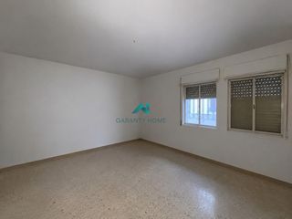 House in Torredonjimeno. Casa en torredonjimeno con patio y balcones