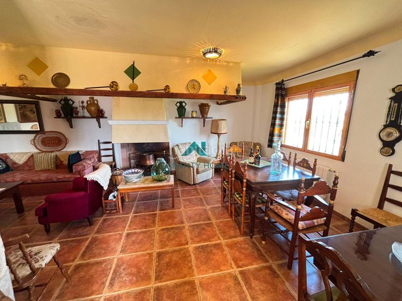 Foto 3a7de946-6d02-445a-8fb8-f39add166bff. Casa amb aparcament a Martos