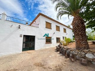 Casa in Martos. Finca rural en martos con licencia turística, piscina y olivar