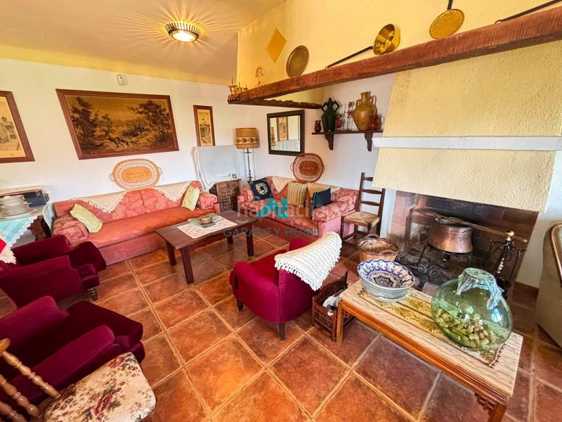 Foto c03754cd-4134-42fa-af85-9a9124393441. Casa amb aparcament a Martos