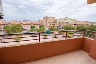 Alquiler Piso en Nuevo Centro. Piso de 3 habitaciones con terraza y ascensor en puerto de sagun