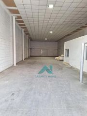 Capannone industriale in Palmete. Dos naves diáfanas en venta en polígono el pino, sevilla