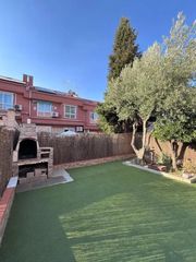 Reihenhaus in Parque Henares. Chalet adosado de 4 dormitorios con patios, buhardilla y garaje