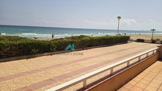 Casa in Playa de las Gaviotas - El Pedrucho. Bungalow de planta baja a pie de playa con 3 dormitorios, terraz