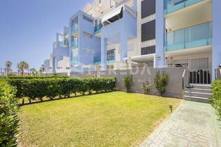 Ground floor  Carmen sevilla de (r). Extraordinario y exclusivo apartamento frente al mar con jardin