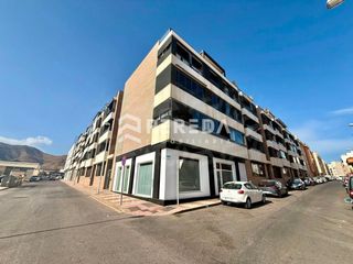 Pis  Calle granada (p). Amplio piso de 2 dormitorios con garaje, terraza y excelentes ca