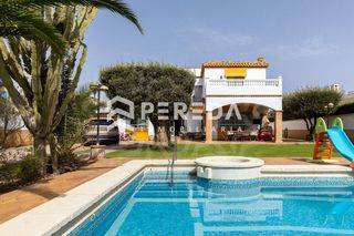 Xalet  Calle alondra (u). Amplio chalet independiente en ubicación privilegiada