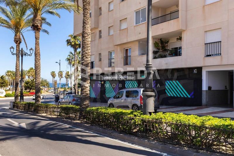 Foto bae136a0-67bc-4e37-b856-47492b8fc7f6. Apartament amb piscina a El Puerto - La Romanilla Roquetas de Mar