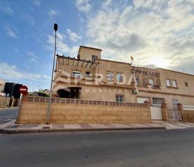 Maison à Roquetas pueblo. Amplia vivienda sobre local en esquina  roquetas de mar