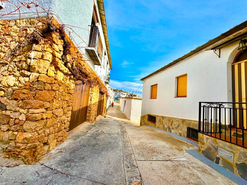 Foto a038c2ba-4614-4501-a0ad-d2eea58b9c87. Edificio  de 3 viviendas rurales en Juviles