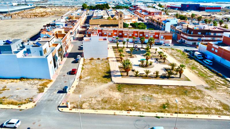 Foto e059a3cb-6f36-4b7f-9129-b37475b9422d. Terreno residencial solar urbano en la curva, en Adra