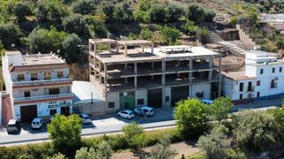 Edifici  Calle carretera. Edificio sobre almacén en alcolea