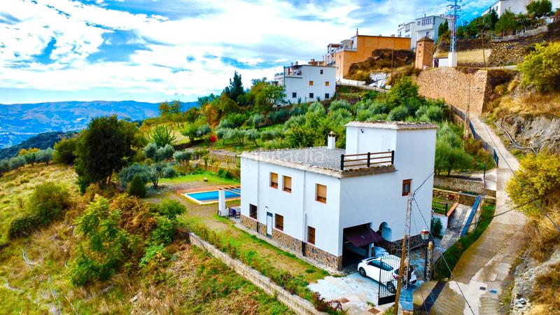 Foto 1433baf9-9edc-4a0b-9763-279b5f964356. Xalet amb xemeneia calefacció aparcament piscina a Bérchules