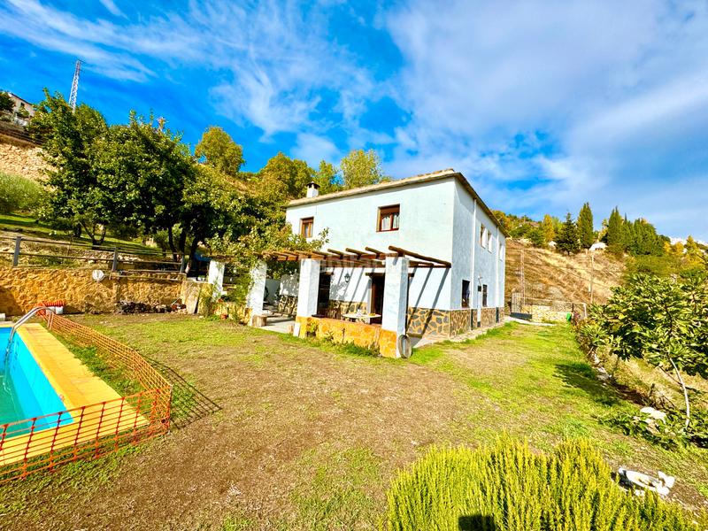 Foto 4b25fc2d-8024-433e-9da1-ce76a4a9b251. Xalet amb xemeneia calefacció aparcament piscina a Bérchules