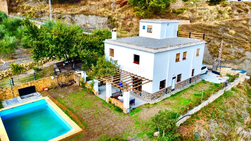 Foto 76613a76-2ffa-42a8-83f7-d4f84ff20aa0. Xalet amb xemeneia calefacció aparcament piscina a Bérchules