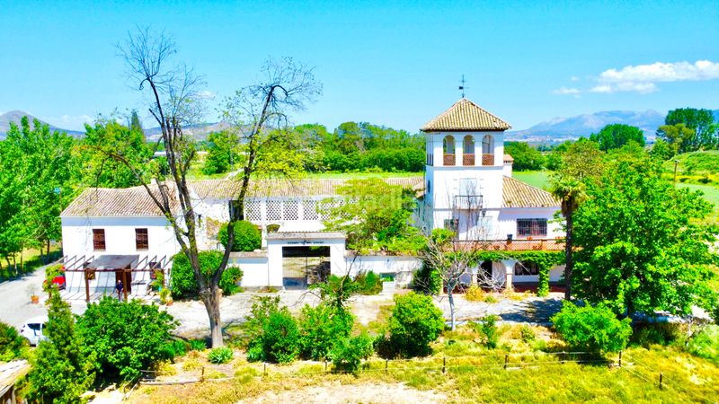 Foto 1e7d0679-bdd7-4518-8cfb-798f0e200f55. Casa amb aparcament piscina a Rosaleda - Juventud Granada