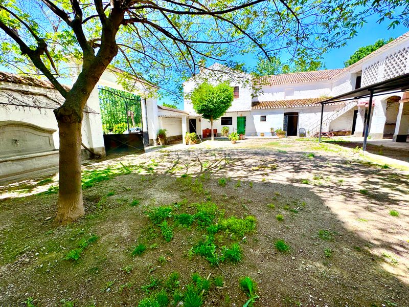 Foto b2593809-1aa9-4da6-a517-8ebca05019fe. Casa amb aparcament piscina a Rosaleda - Juventud Granada