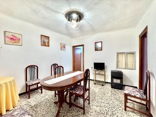 Casa  Calle real. Casa de 3 plantas con patio y azotea en aldeire