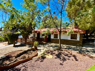 Masia a N/a. Conjunto rural y restaurante en laroles
