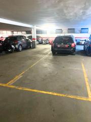 Aparcament cotxe  Carrer de cornellà modern. Plaza de parking coche mediano