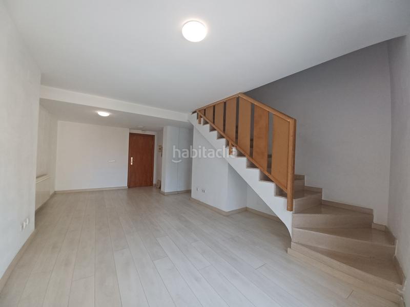 Foto ebc904b5-7051-4054-be66-7cc194b6e098. Zweistöckige wohnung mit heizung in Centre Salt