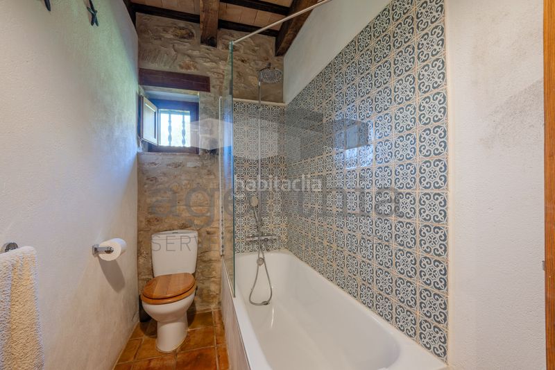 Foto b856d6c2-d554-4f3b-bb86-61cca5288881. Casa aparellada amb calefacció a Sant Daniel Girona