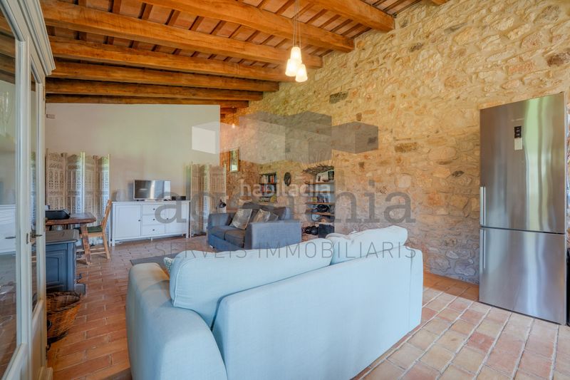 Foto b8578622-2389-4ab7-8858-fad0282431bb. Casa aparellada amb calefacció a Sant Daniel Girona