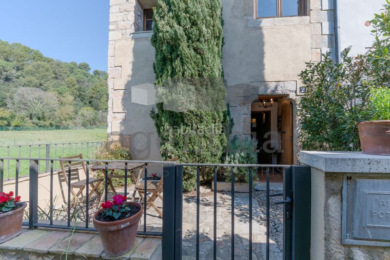 Foto c26303c4-a720-42d4-a534-950e2ce51638. Casa aparellada amb calefacció a Sant Daniel Girona