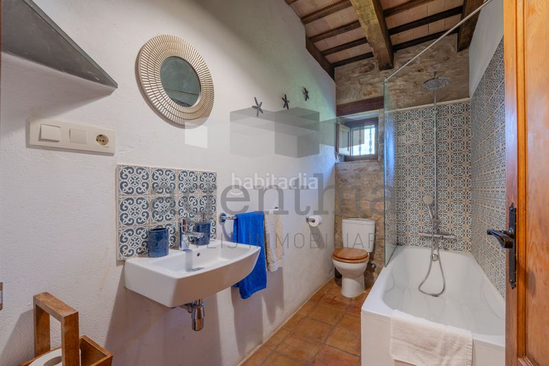 Foto da357e65-91d4-42e0-939b-46b19b21a41e. Casa aparellada amb calefacció a Sant Daniel Girona